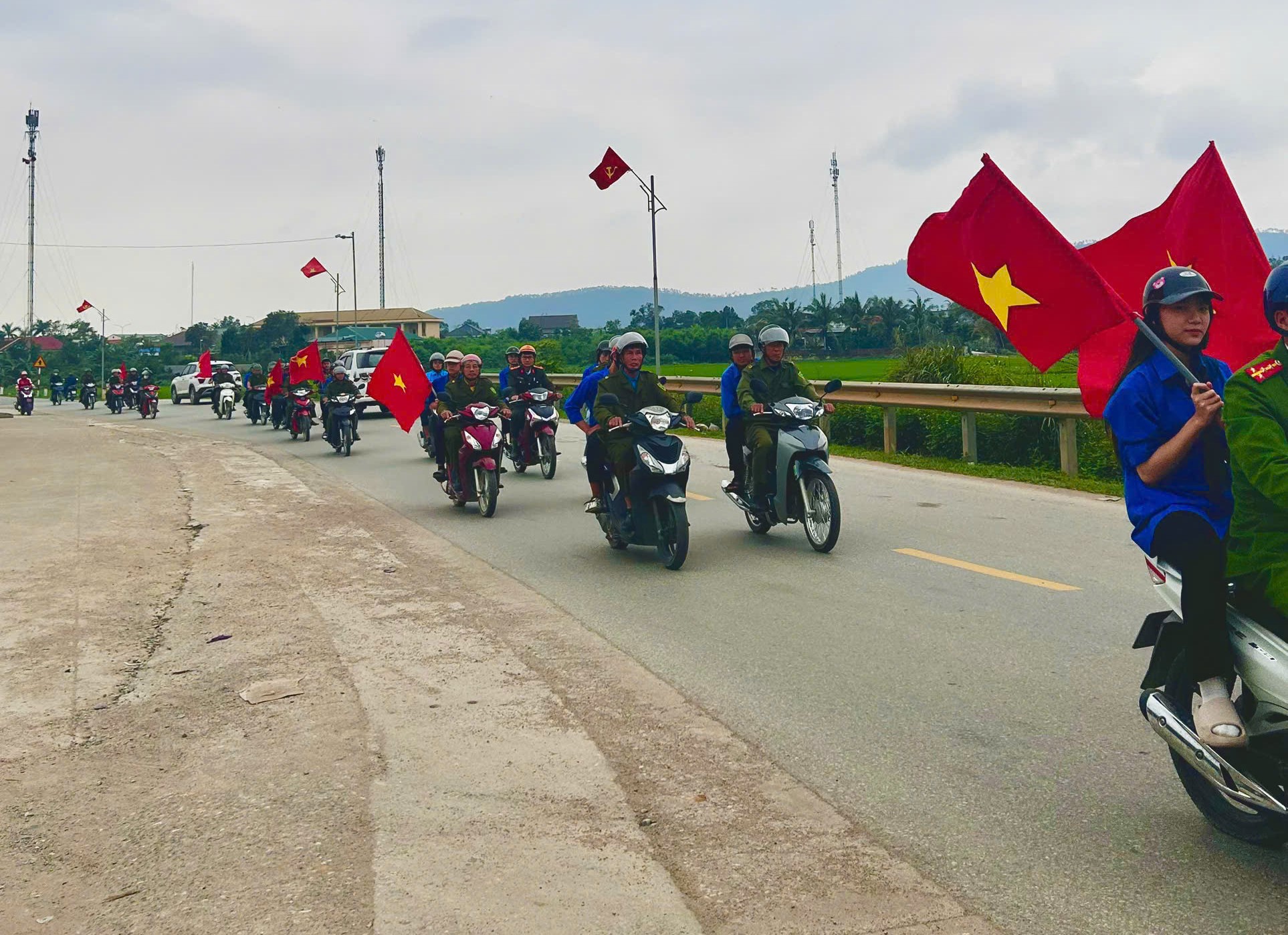 Công an xã Văn Kiều phối hợp Phòng Văn hóa xã và Đoàn xã tuyên truyền lưu động về bầu cử