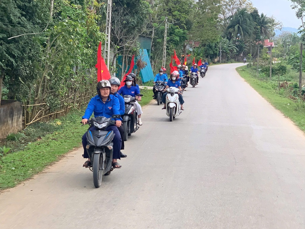 Tổ xung kích hỗ trợ bầu cử xã Châu Tiến thực hiện tuyên truyền lưu động 