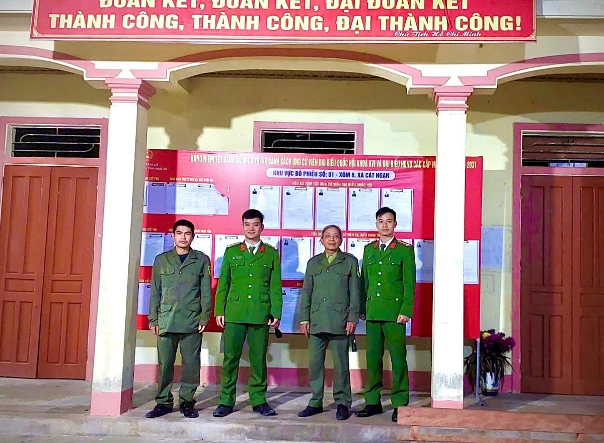 Cán bộ Công an xã và Tổ bảo vệ ANTT cơ sở tham gia tuần tra, bảo vệ tại khu vực bầu cử
