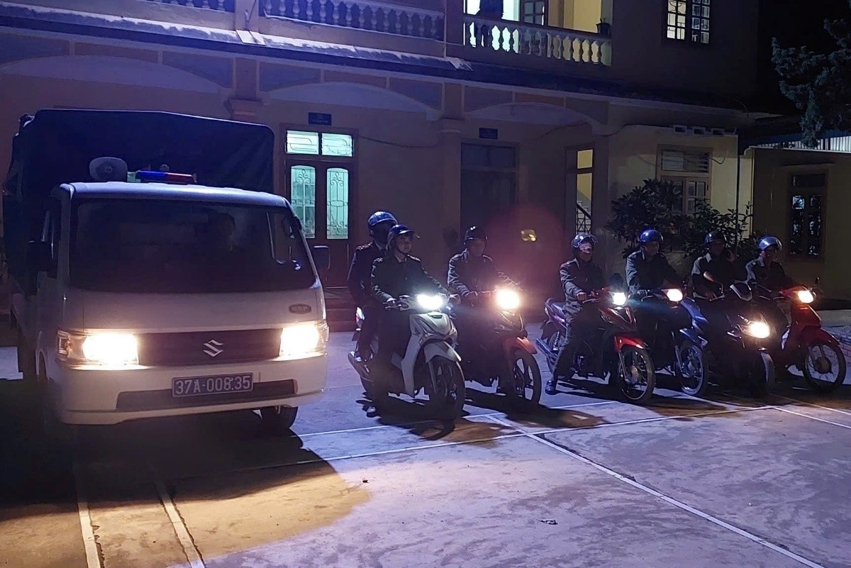 Cán bộ Công an xã và Tổ bảo vệ ANTT cơ sở tham gia tuần tra đảm bảo ANTT