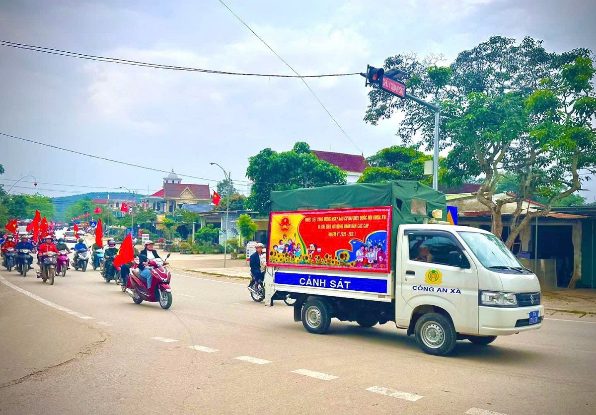 Công an xã tuyên truyền lưu động về Cuộc bầu cử