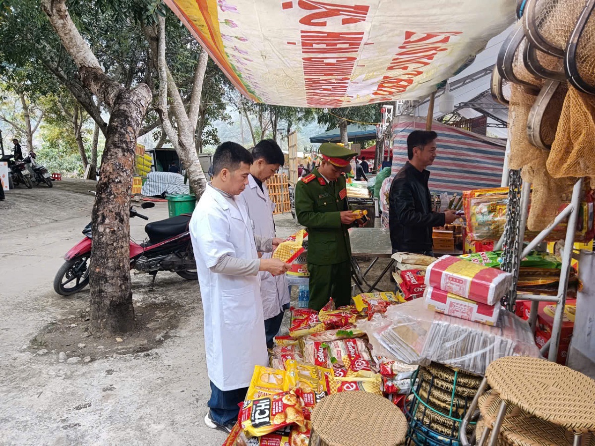 Kiểm tra điểm kinh doanh dịch vụ ăn uống, quầy hàng thực phẩm