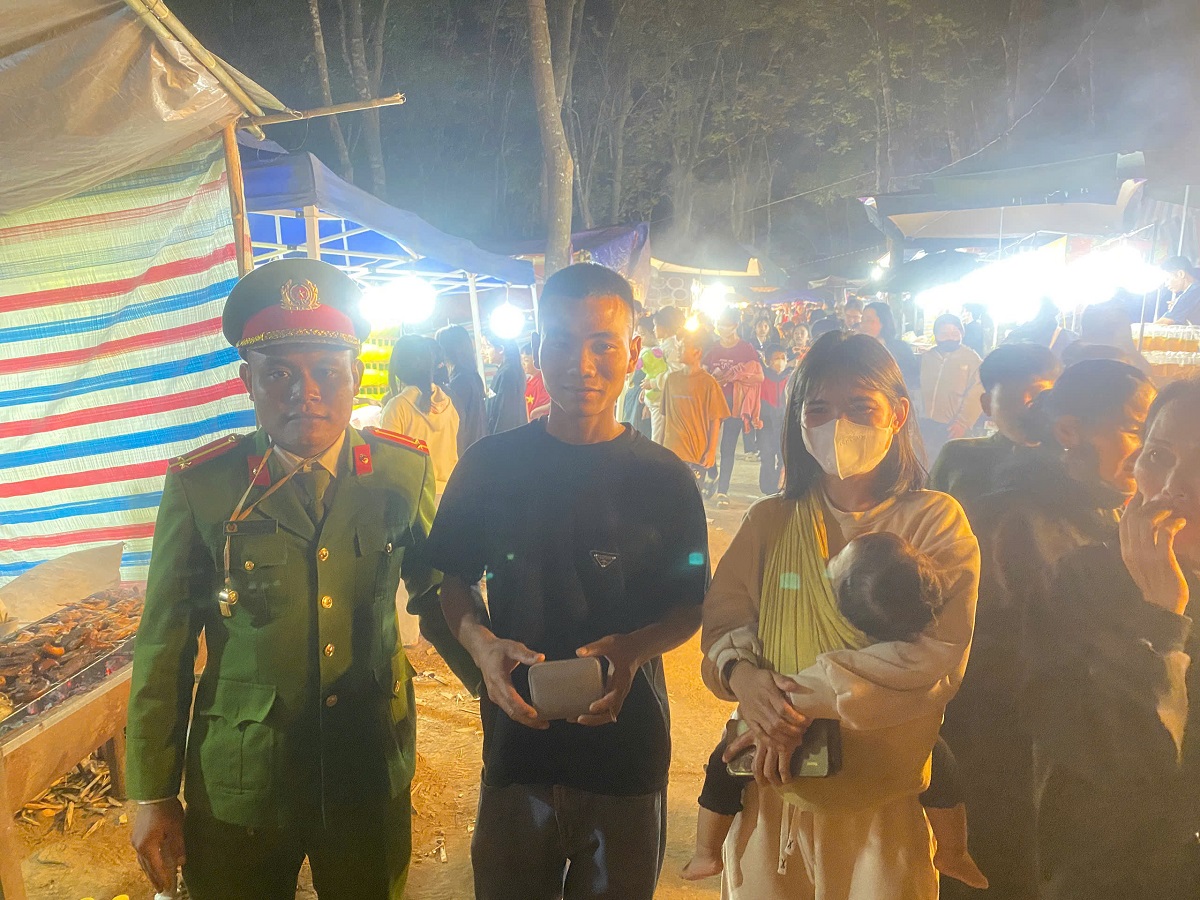 Công an xã Hữu Kiệm hỗ trợ tìm và trao trả tài sản cho người dân