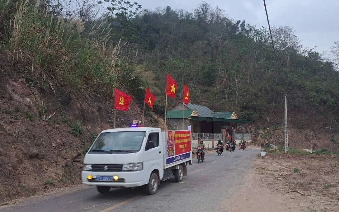 Công an xã Mỹ Lý tích cực tham gia tuyên truyền về Cuộc bầu cử