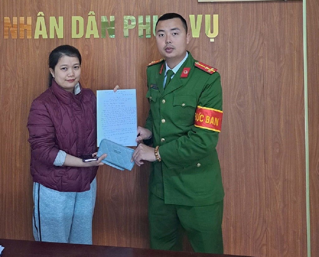 Công an xã trao trả lại tài sản cho người dân đánh rơi