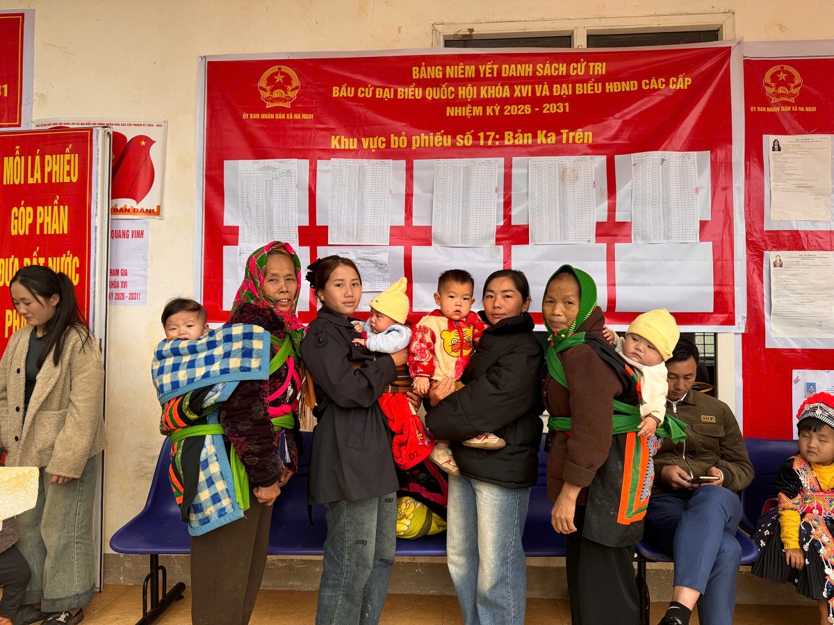 Ngay từ sáng sớm, cử tri đã có mặt tại điểm bỏ phiếu