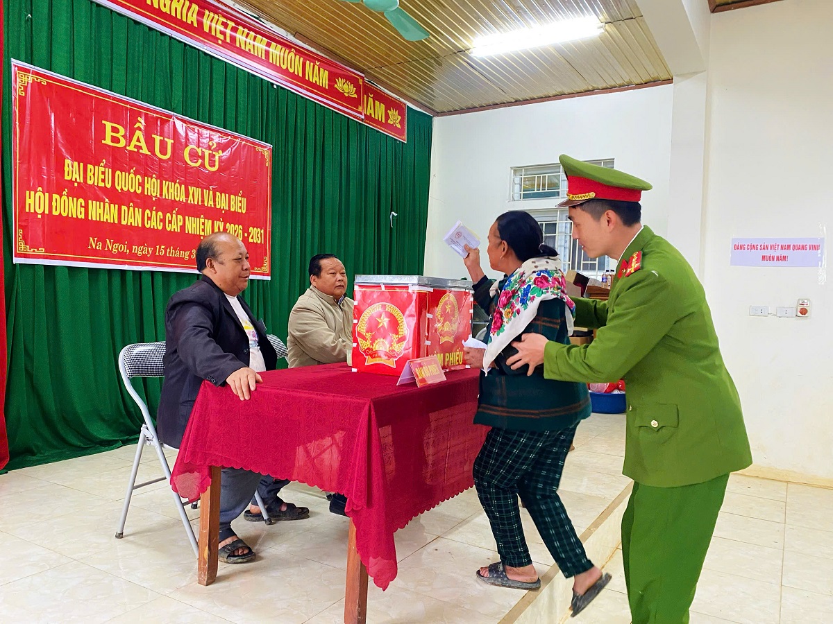 Cán bộ Công an xã hỗ trợ người dân