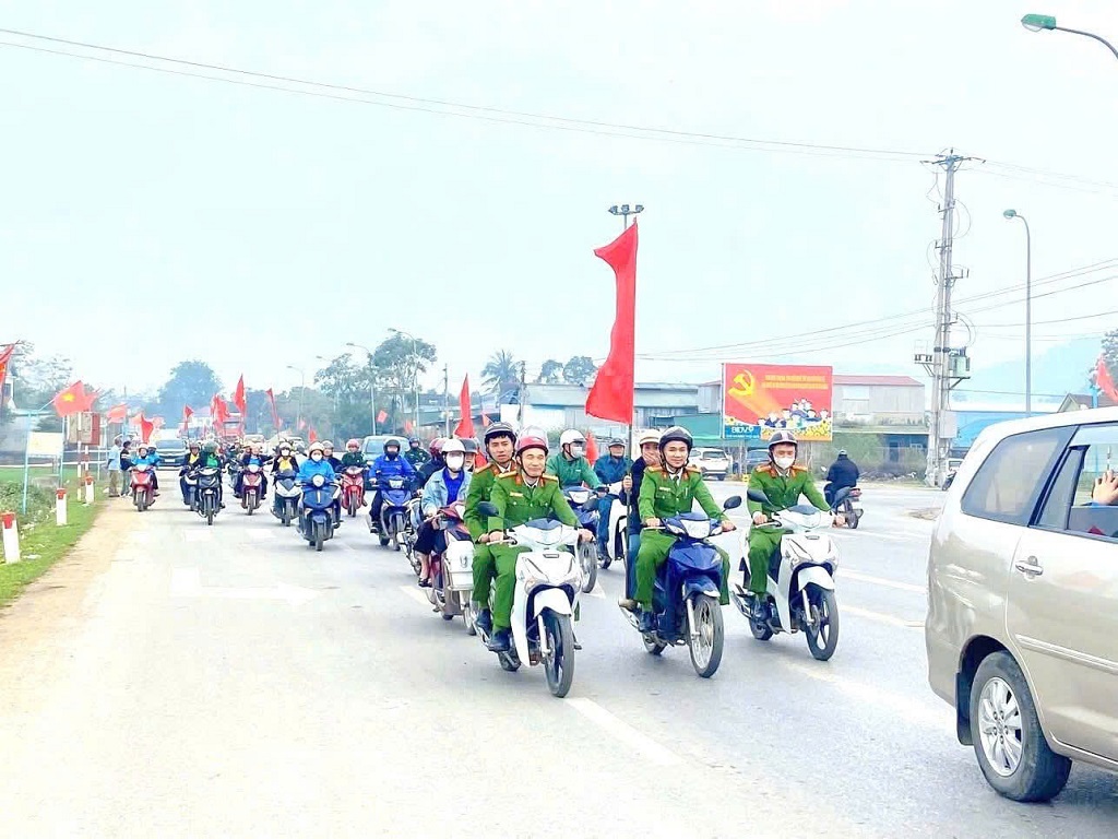 Công an xã Đông Hiếu phối hợp tuyên truyền lưu động phục vụ bầu cử