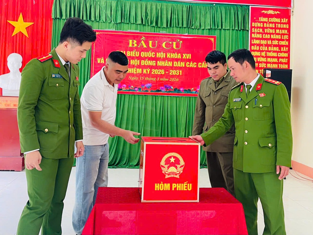 Công an xã Lượng Minh kiểm tra thùng phiếu trước ngày bầu cử