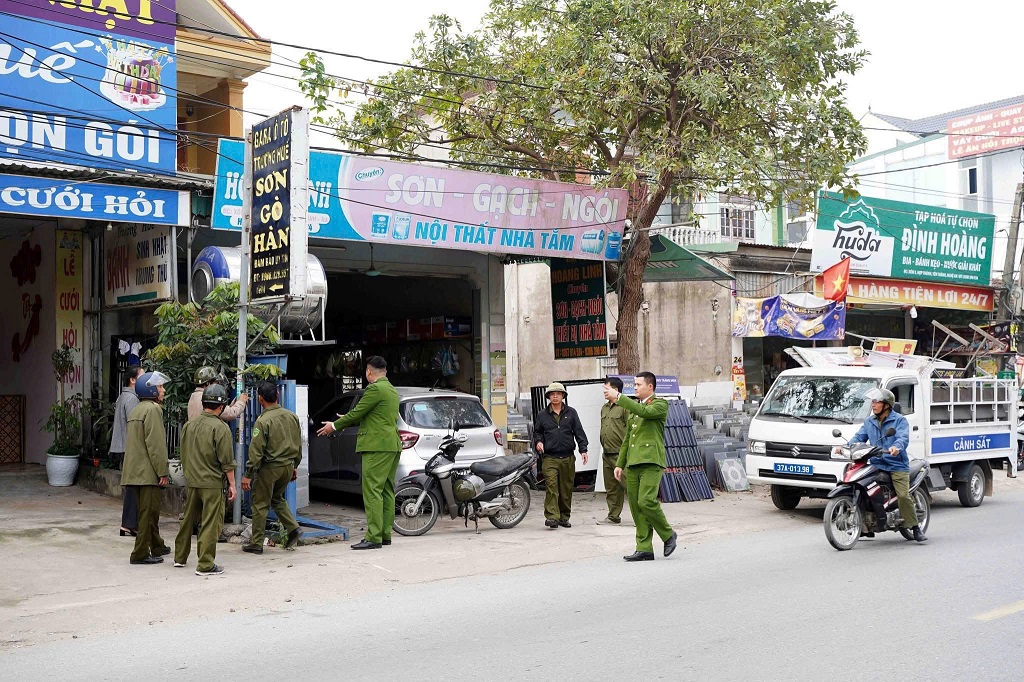 Công an xã Yên Thành tuyên truyền, giải tỏa vi phạm hành lang ATGT