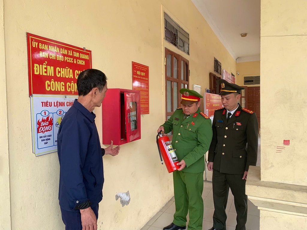 Công an xã Tam Quang kiểm tra PCCC tại điểm bầu cử