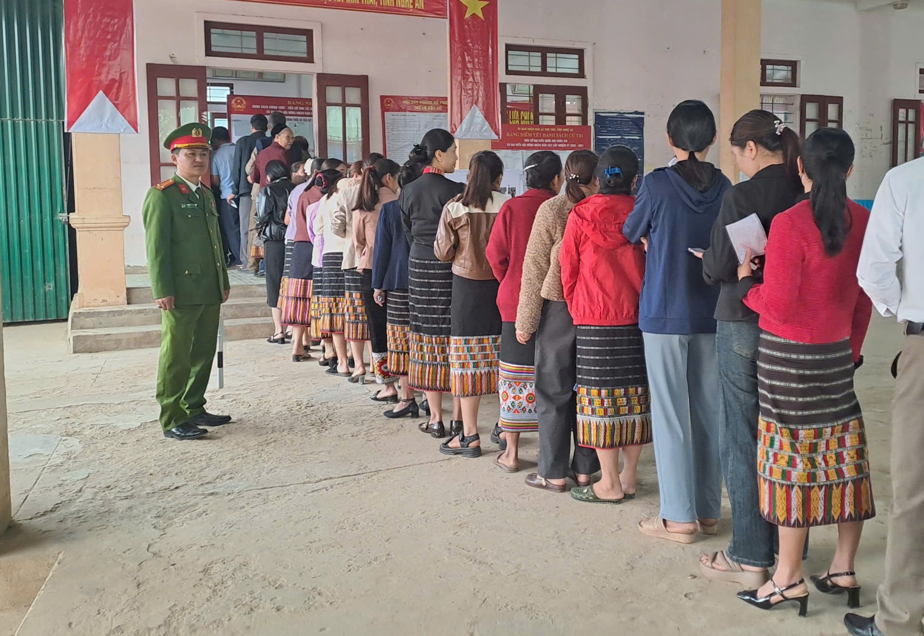 Công an xã Tam Thái bảo đảm ANTT tại các điểm bầu cử 