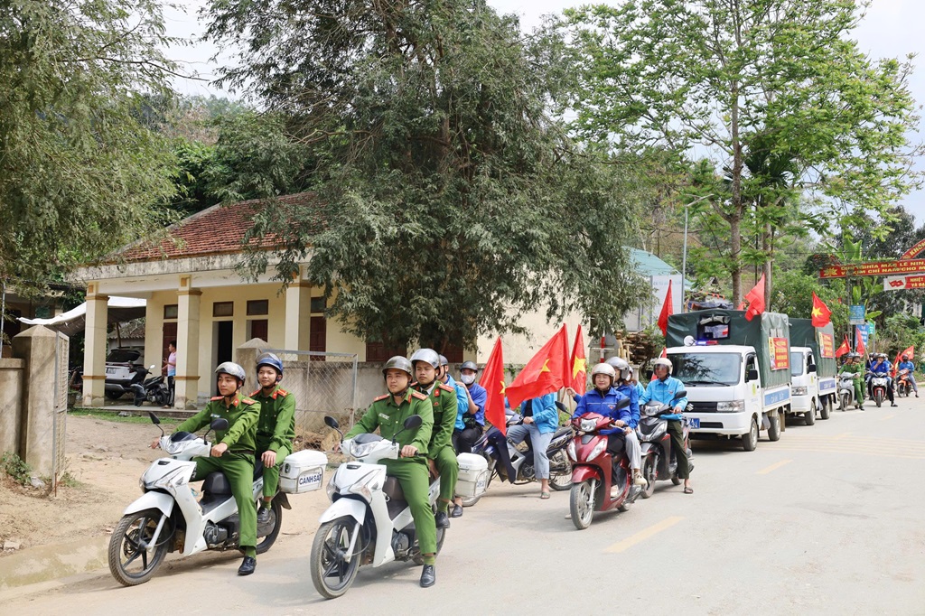 Công an xã Hùng Chân tuyên truyền lưu động về bầu cử
