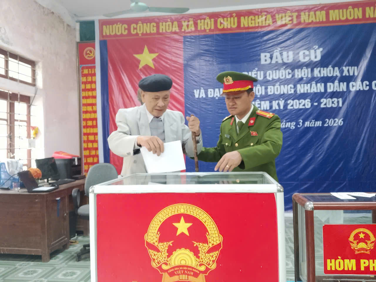 Công an xã Tam Thái hướng dẫn cử tri bỏ phiếu 