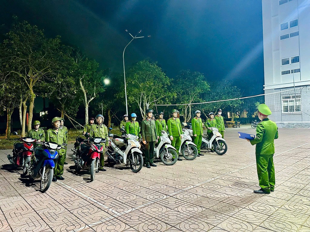 Công an xã tăng cường tuần tra vũ trang