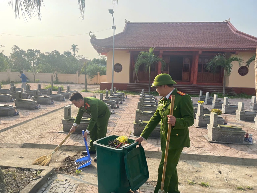 Công an xã dọn dẹp vệ sinh khuôn viên nghĩa trang 