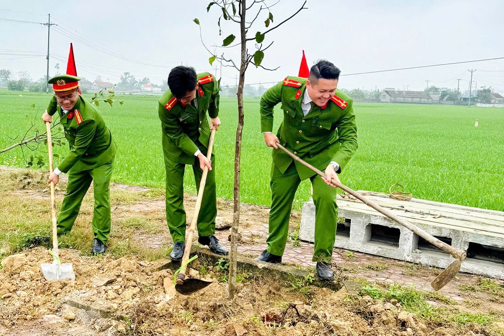 Công an xã tham gia Tết trồng cây
