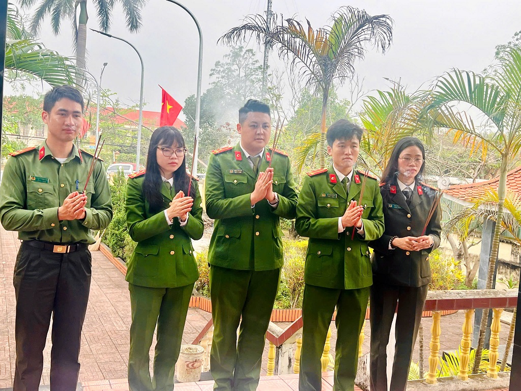 Công an xã thắp hương tri ân tại Đài Tưởng niệm liệt sỹ