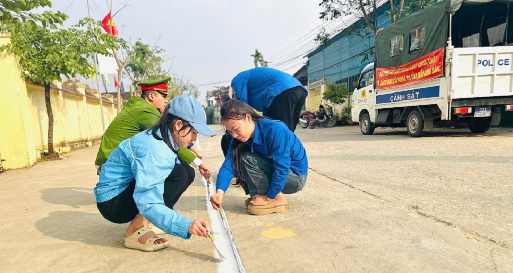 Công an xã phối hợp các đơn vị kẻ vạch phân làn dừng
