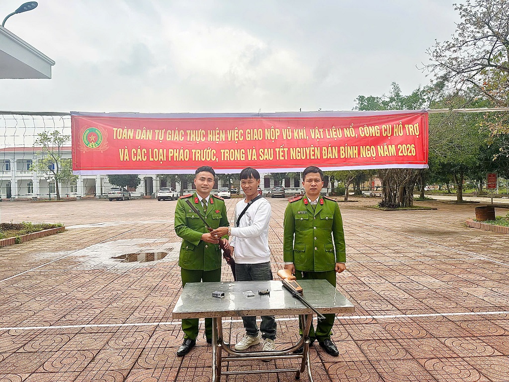 Công an xã thu hồi vũ khí, vật liệu nổ