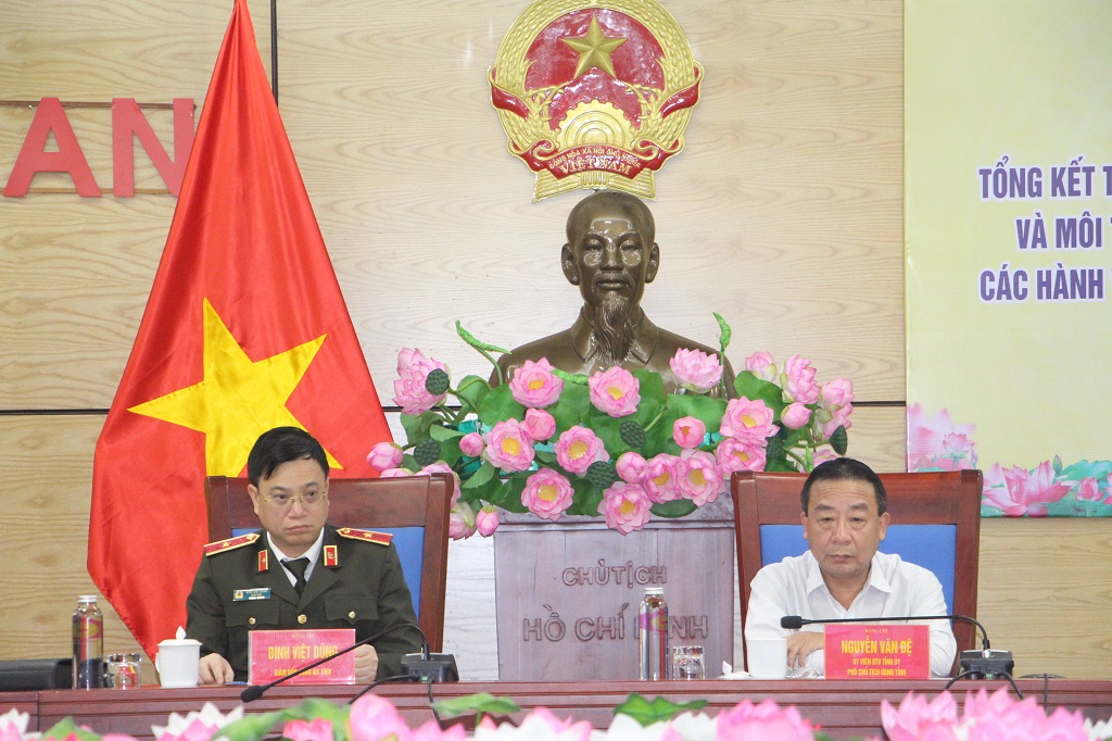Tại điểm cầu Nghệ An, các đồng chí: Nguyễn Văn Đệ - Ủy viên Ban Thường vụ Tỉnh ủy, Phó Chủ tịch UBND tỉnh; Thiếu tướng Đinh Việt Dũng - Ủy viên Ban Thường vụ Tỉnh ủy, Giám đốc Công an tỉnh đồng chủ trì Hội nghị