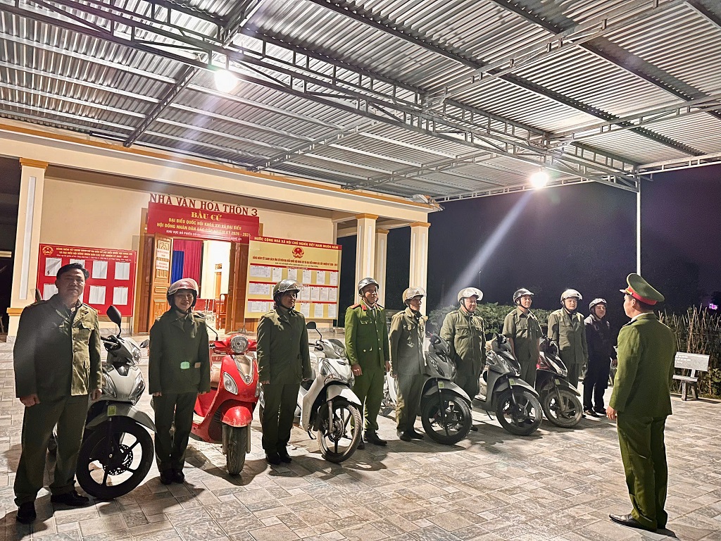 Công an xã tăng cường tuần tra vũ trang