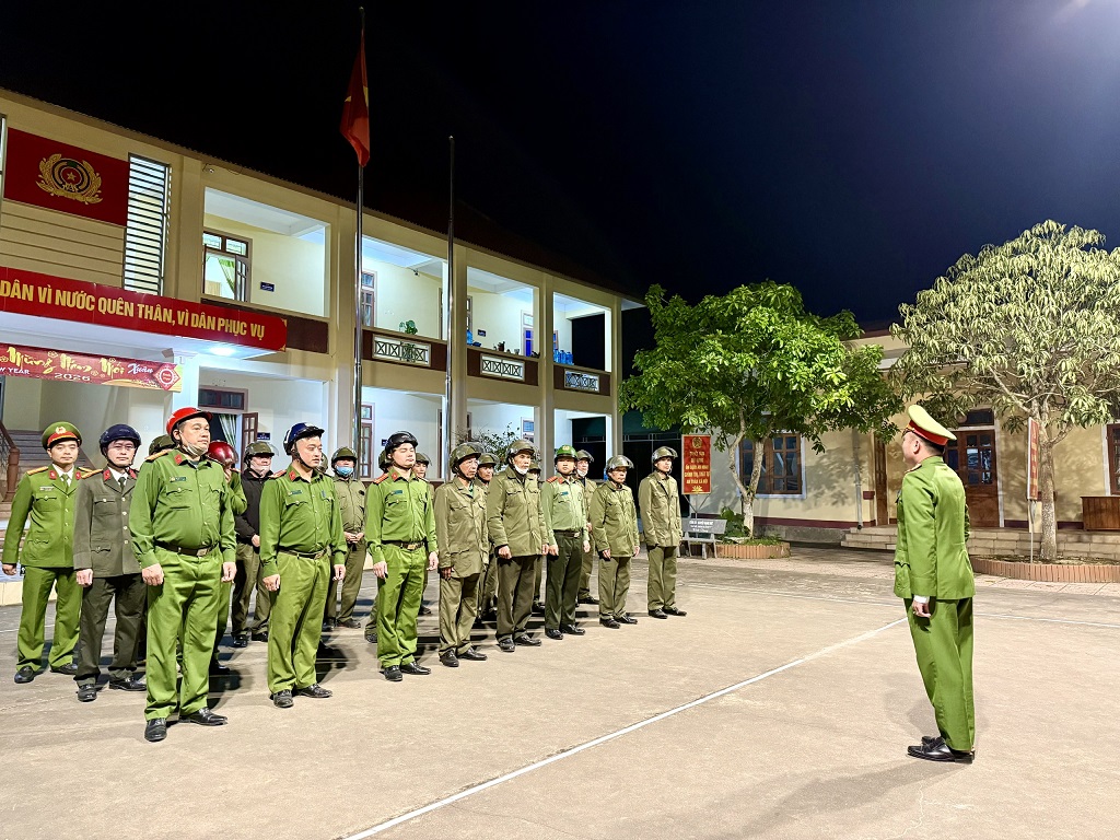 Công an xã tăng cường tuần tra vũ trang