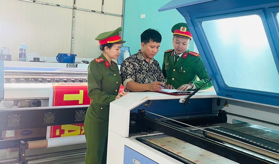 Công an xã Đông Lộc tuyên truyền, ký cam kết với cơ sở photocopy nhằm bảo đảm ANTT phục vụ bầu cử