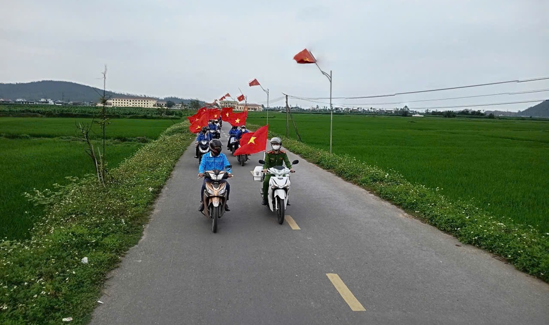 Công an xã Hải Lộc phối hợp Đoàn Thanh niên xã tuyên truyền lưu động về bầu cử