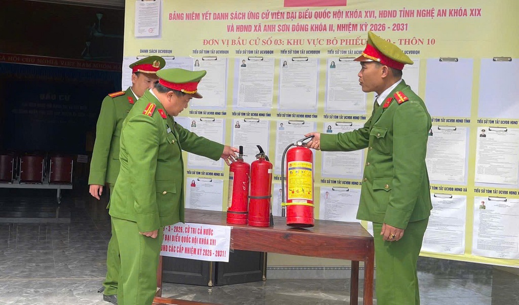 Công an xã tăng cường kiểm tra điểm bầu cử