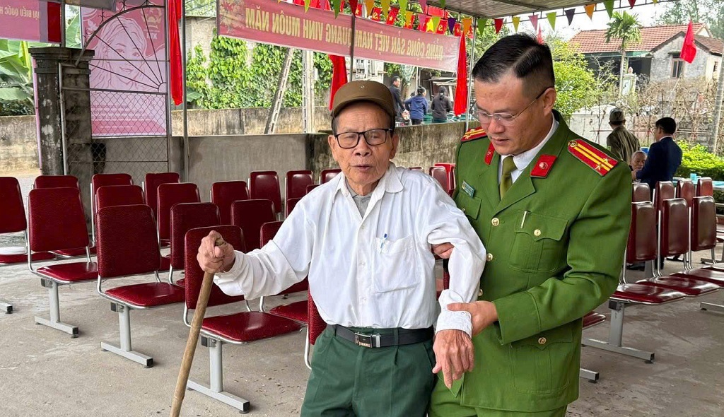 Hỗ trợ người dân trong quá trình bỏ phiếu