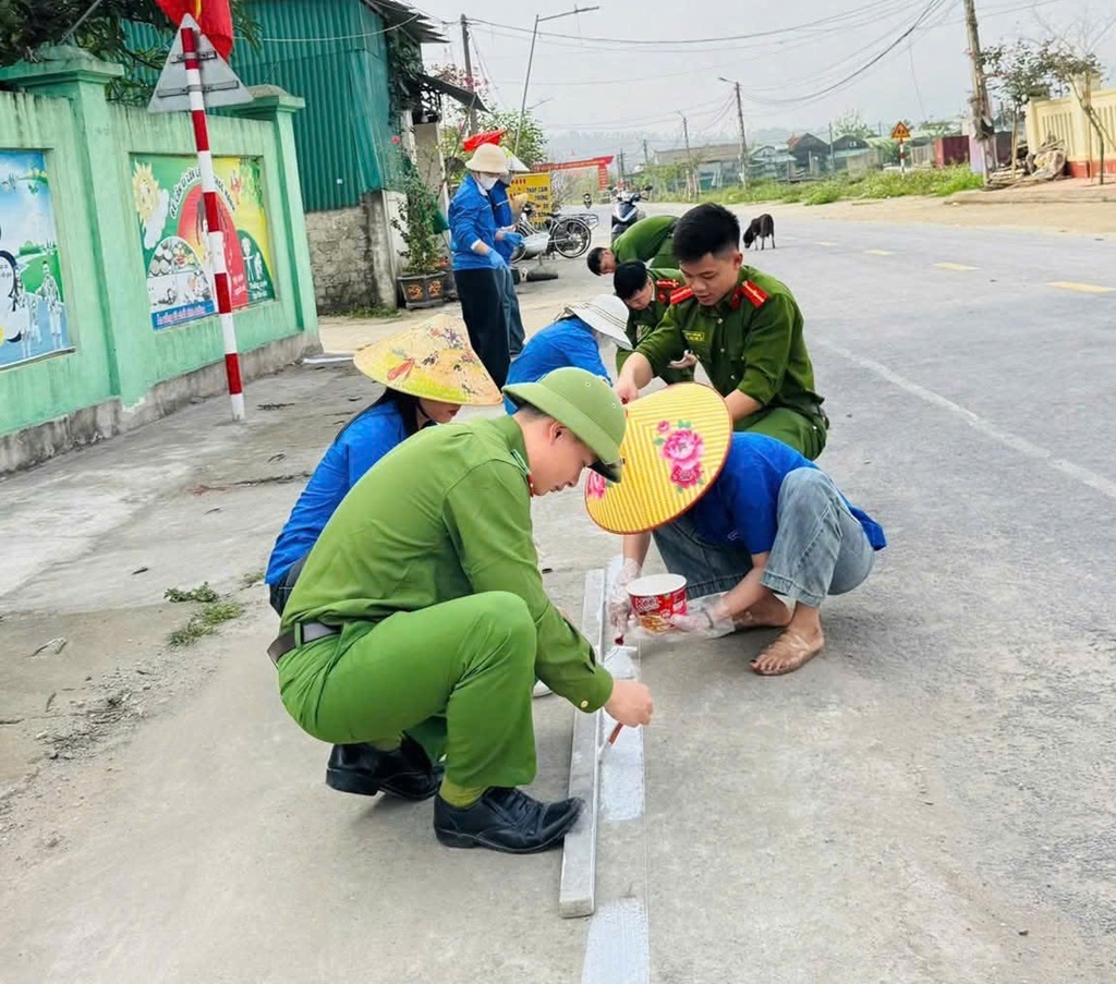Công an xã Hải Lộc kẻ vạch phân làn dừng, đỗ xe trước cổng trường