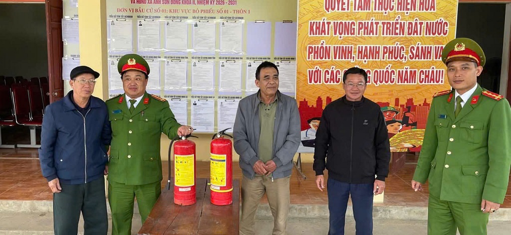 Công an xã bàn giao thiết bị PCCC tại điểm bầu cử