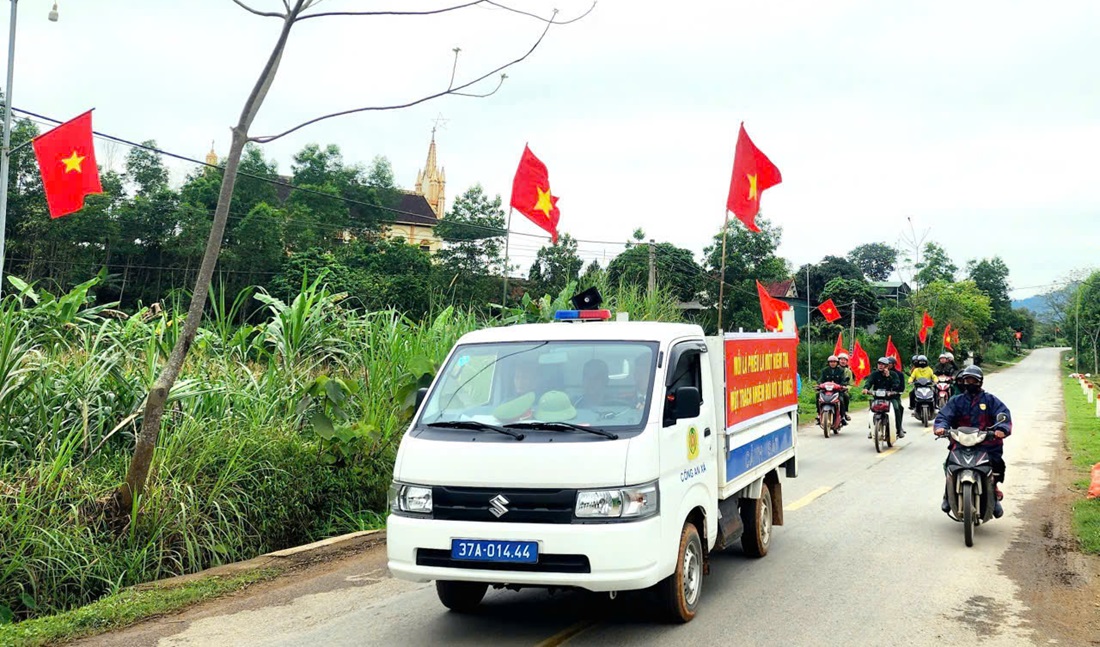 Công an xã Tân An phối hợp Đoàn Thanh niên xã tuyên truyền lưu động về bầu cử