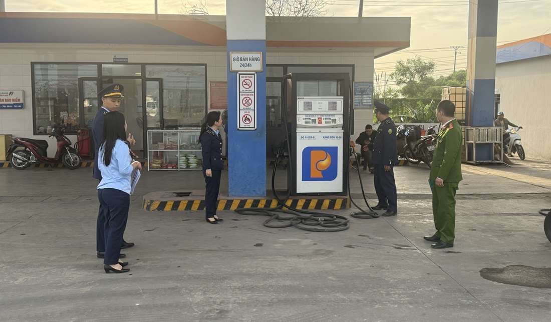 Công an xã Trung Lộc tham mưu UBND xã chủ trì, phối hợp với Đội Quản lý thị trường số 2 kiểm tra hoạt động kinh doanh xăng dầu