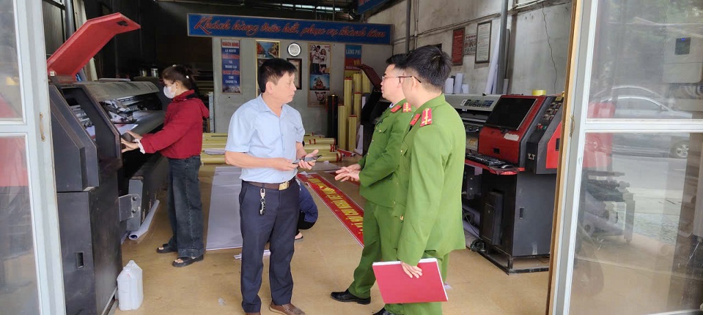 Công an xã Đại Đồng kiểm tra cơ sở in ấn, bảo đảm ANTT phục vụ bầu cử