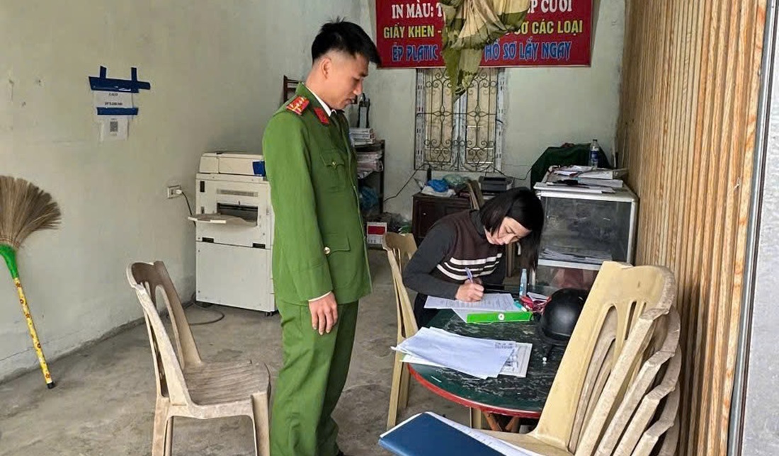 Công an xã Tân An tuyên truyền, vận động cơ sở in ấn, photocopy ký cam kết chấp hành quy định của pháp luật