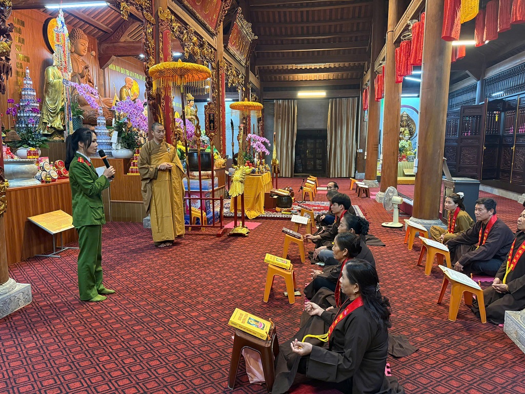 Chi đoàn Công an xã Đại Đồng tuyên truyền, phổ biến pháp luật tại Chùa Ngưu Tử