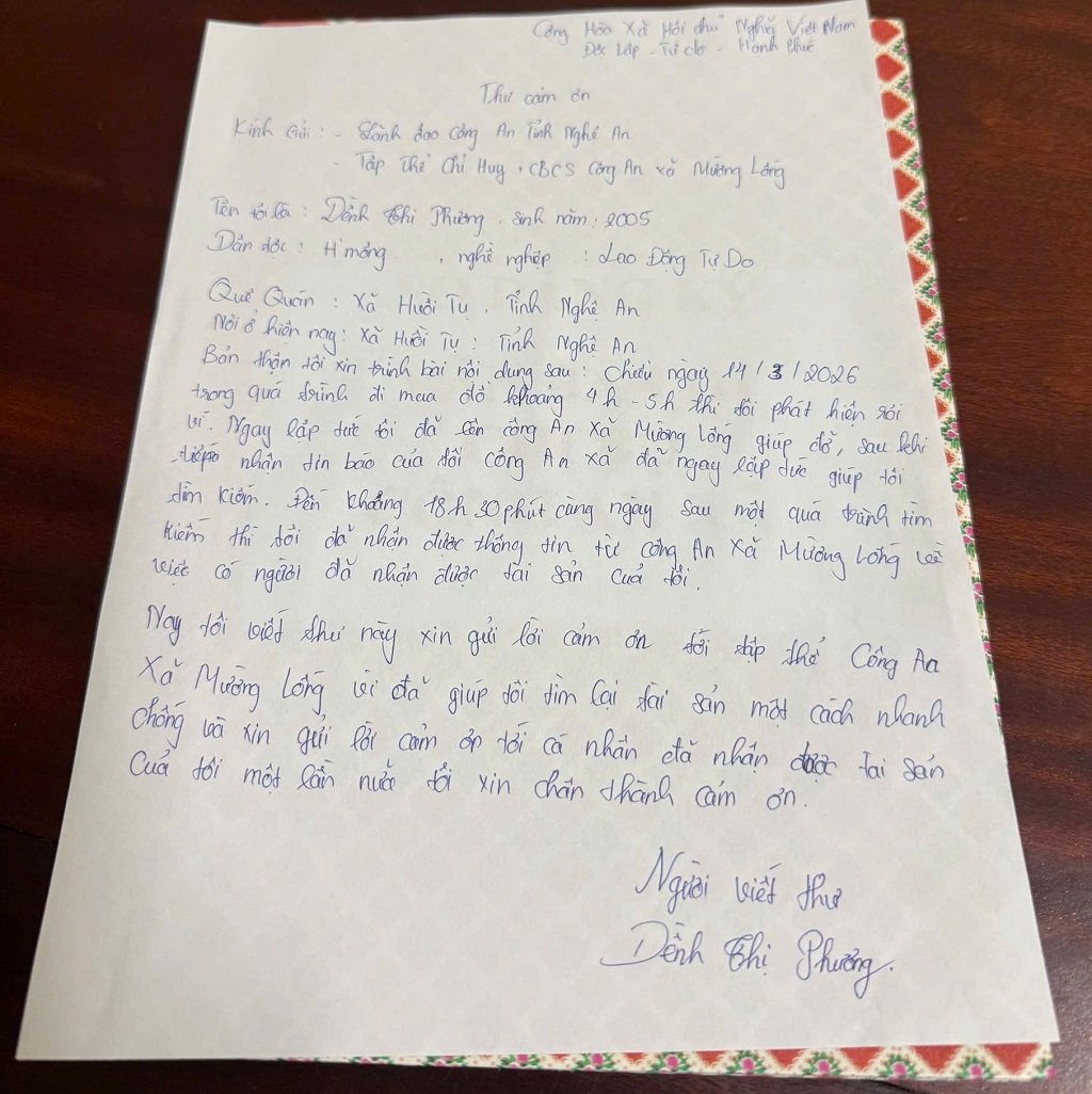Nhận được tài sản bị đánh rơi, chị Phương viết thư cảm ơn Công an xã Mường Lống và chị Y