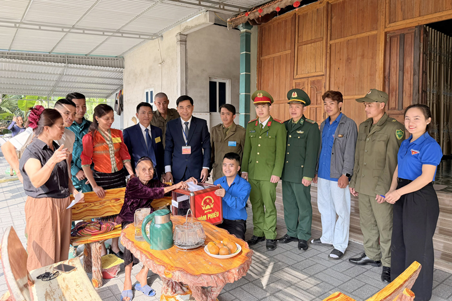 Công an xã Châu Khê hỗ trợ người cao tuổi, người gặp khó khăn tham gia bầu cử