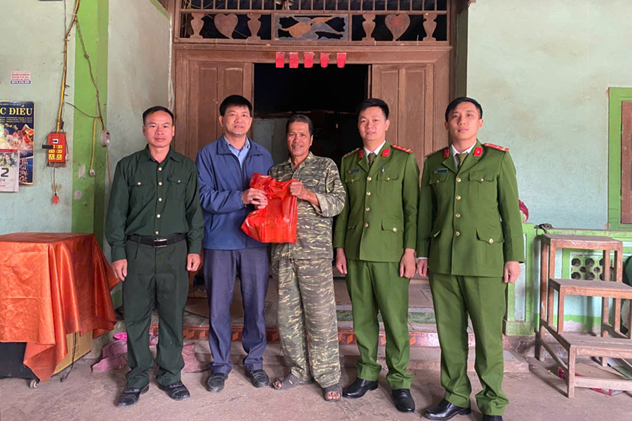 Thăm hỏi, vận động người dân tham gia bầu cử đúng, đủ theo quy định