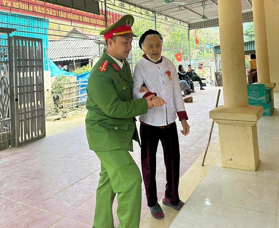 Hỗ trợ cử tri cao tuổi trong quá trình bỏ phiếu