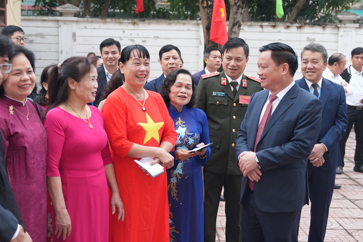 Đồng chí Nguyễn Khắc Thận - Ủy viên Trung ương Đảng, Bí thư Tỉnh ủy và đồng chí Thiếu tướng Đinh Việt Dũng - Ủy viên Ban Thường vụ Tỉnh ủy, Giám đốc Công an tỉnh Nghệ An trò chuyện cùng cử tri