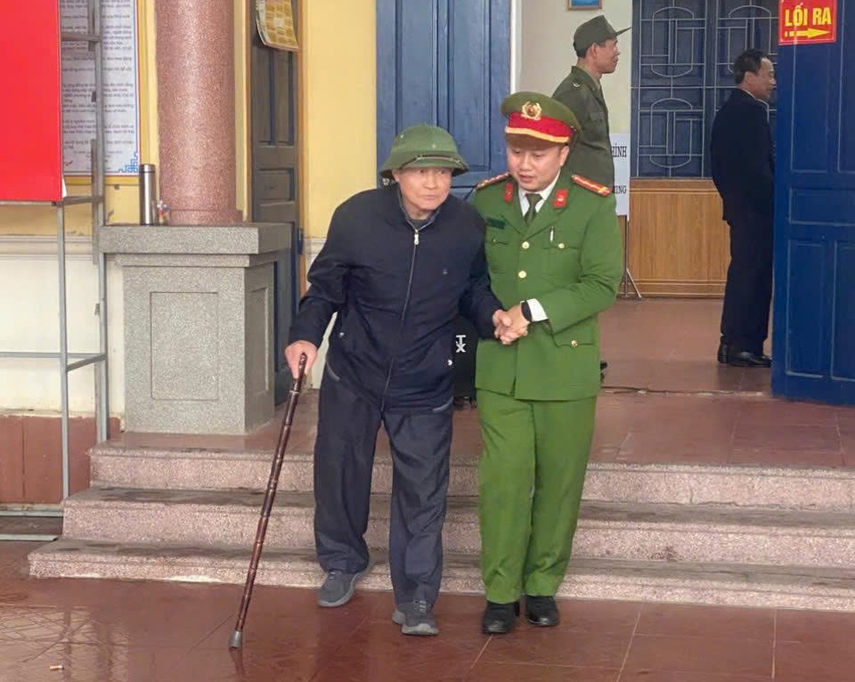 Cán bộ Công an phường hỗ trợ cử tri lớn tuổi tham gia bầu cử