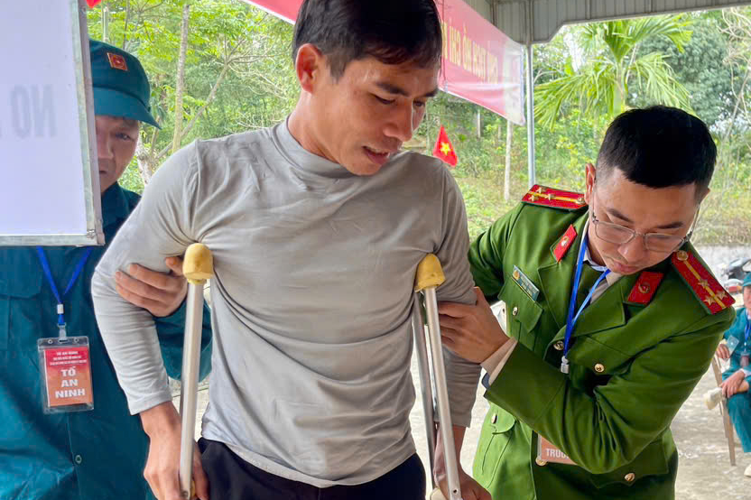 Công an xã hỗ trợ người gặp khó khăn trong đi lại tham gia bầu cử