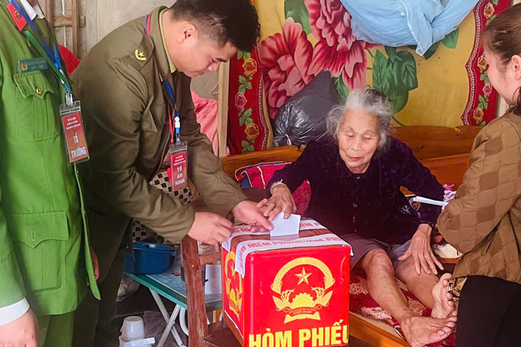 Công an xã hỗ trợ người cao tuổi thực hiện đầy đủ quyền và nghĩa vụ của mình. 