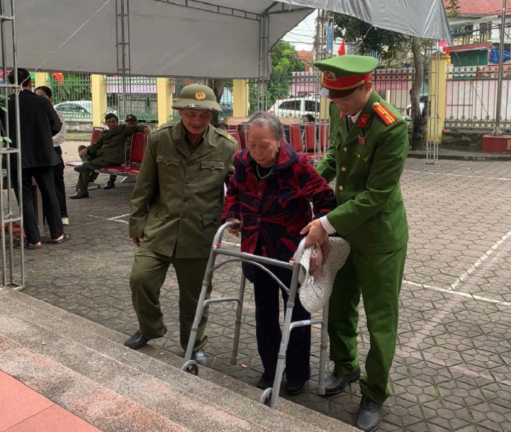 Công an phường Thành Vinh và lực lượng liên quan tận tình hỗ trợ người cao tuổi đến điểm bỏ phiếu