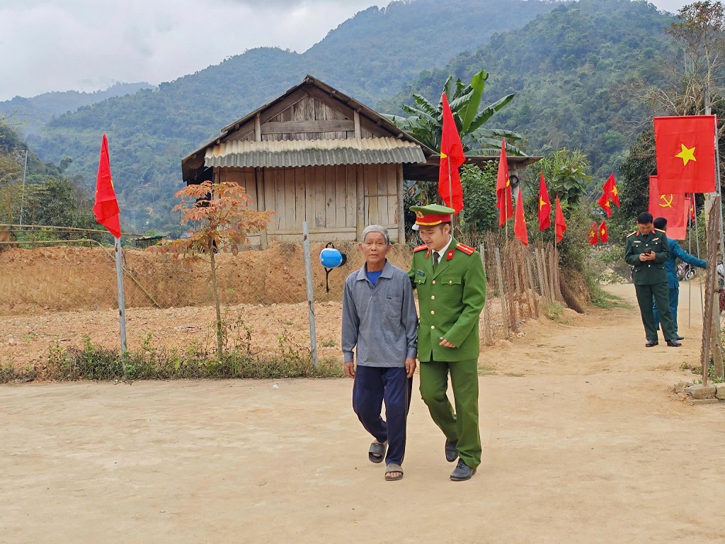 Công an xã Bắc Lý hỗ trợ người cao tuổi tham gia bầu cử 