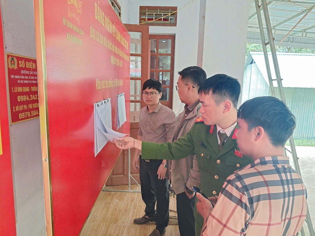 Công an xã Chiêu Lưu phối hợp lực lượng liên quan kiểm tra công tác chuẩn bị tại điểm bầu cử