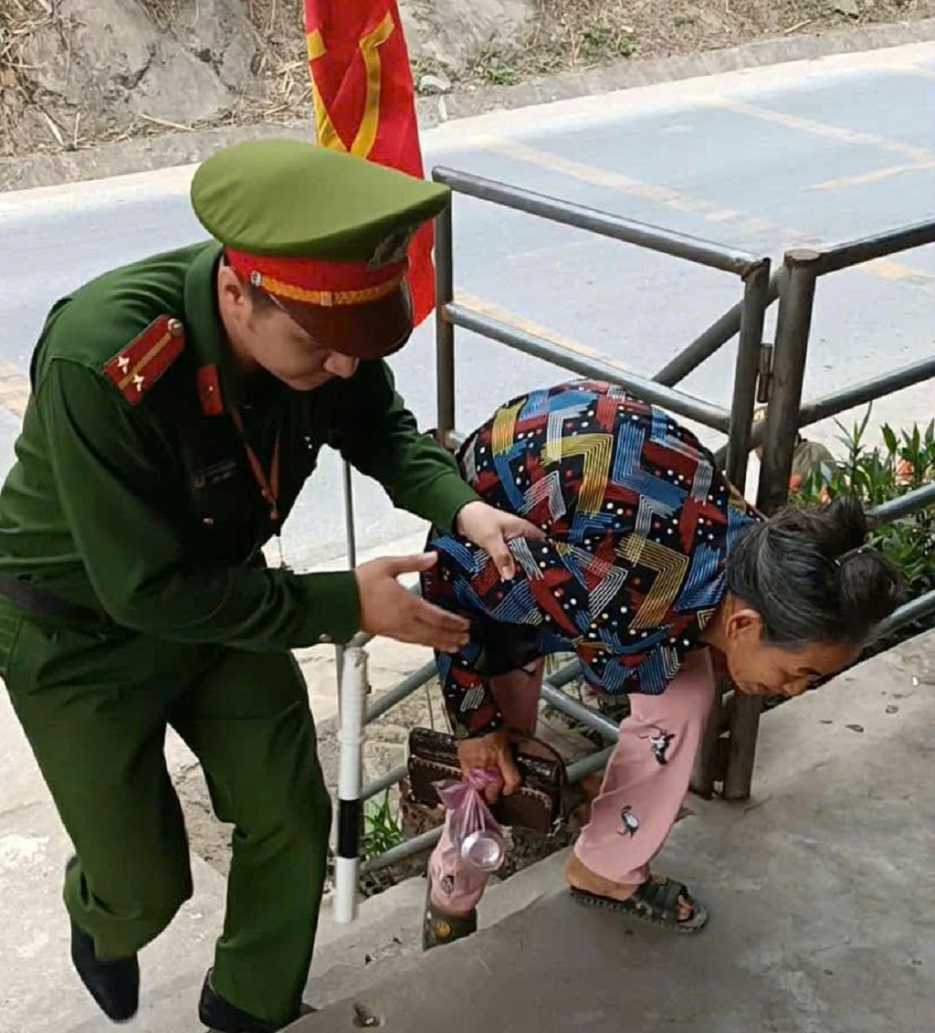 Công an xã cùng lực lượng liên quan hỗ trợ, giúp đỡ cử tri cao tuổi di chuyển vào khu vực bỏ phiếu